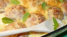 Chicken balls in cream & cheese sauce